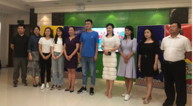 直播带货掀热潮 助农惠企促发展