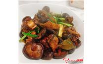 红烧香菇鸡块，菇香浓郁，鸡肉软烂