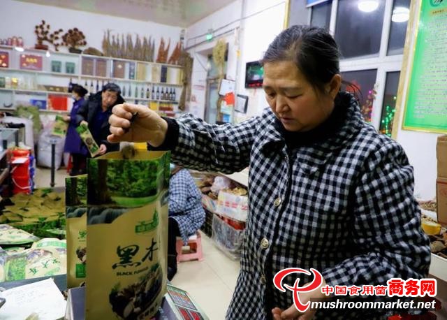 黑龙江省阿木尔林业局新年山特产品走俏市场