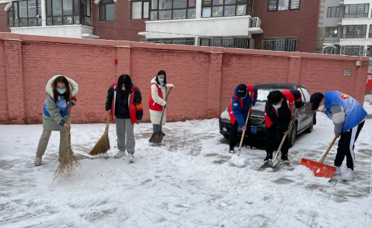 平泉虹桥社区：扫雪防疫在行动 志愿服务暖人心