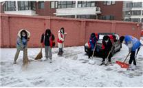 平泉虹桥社区：扫雪防疫在行动 志愿服务暖人心