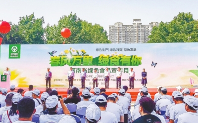 河南省汝州市生产的“汝诚”香菇在绿色食品宣传月暨产销对接活动中亮相