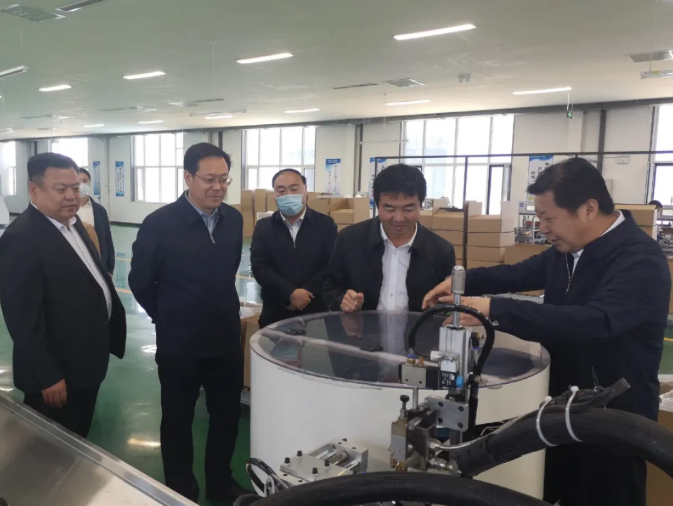 董正国到重点企业进行调研