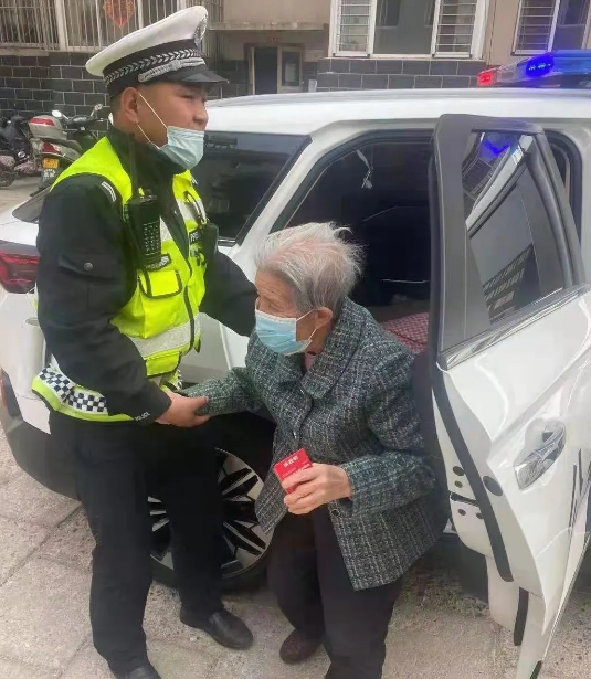 平泉：八旬老人外出迷路 暖心交警护送回家