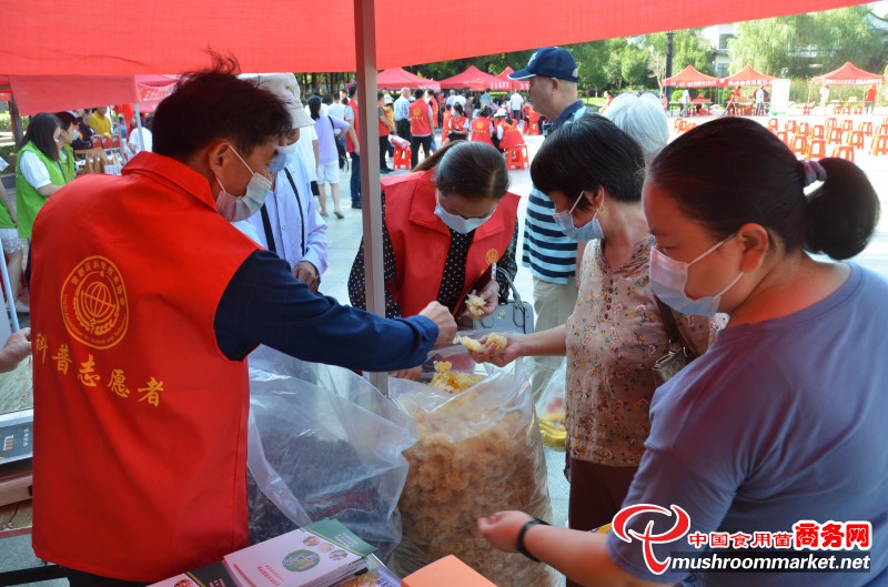 湖北省随州市食用菌协会组织食用菌企业参加科普日活动