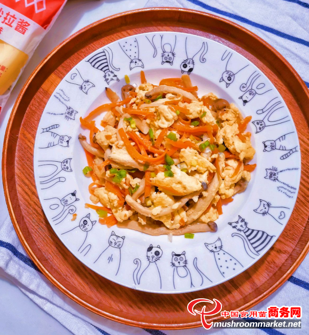 菌菇胡萝卜滑蛋，十分钟搞定！